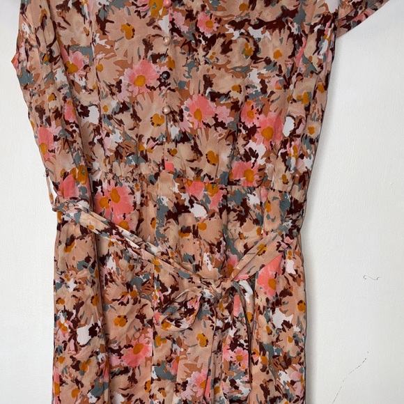 Chic Floral Print Mini Dress - Picture 4 of 10
